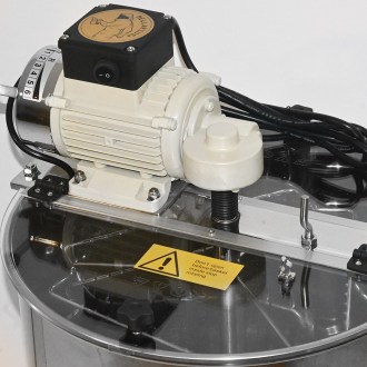 Extracteur de miel avec cuve Mellarius OptiLine 3 r. avec moteur électrique 230V P40