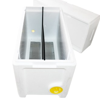 Ruche d'élevage en polystyrène Langstroth 3/4 avec nourrisseur - 6 cadres
